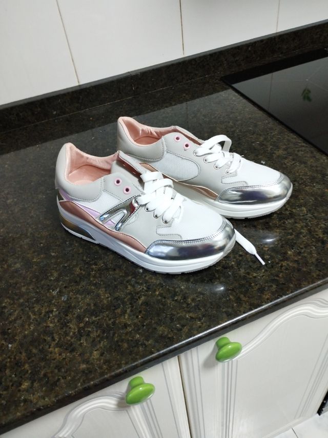 se vende tenis del número 40 y son de marca y está