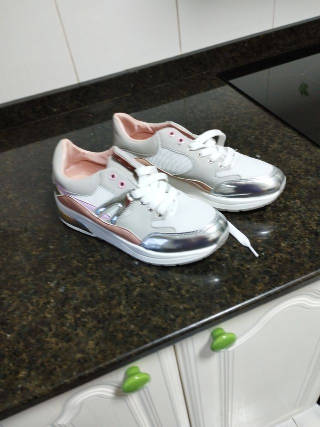 se vende tenis del número 40 y son de marca y está