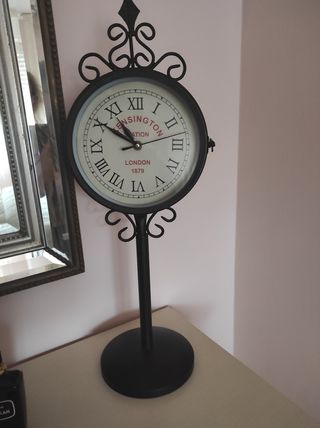 Orologio con piedistallo in metallo