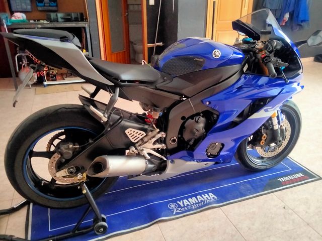 Yamaha R6r.