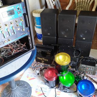 equipo de música y luces