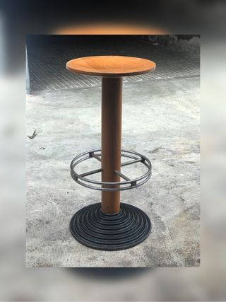 Taburetes de madera y hierro