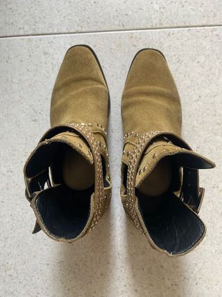 Botines Zara piel serraje y tachas