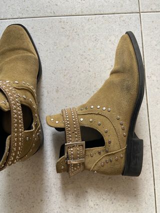 Botines Zara piel serraje y tachas