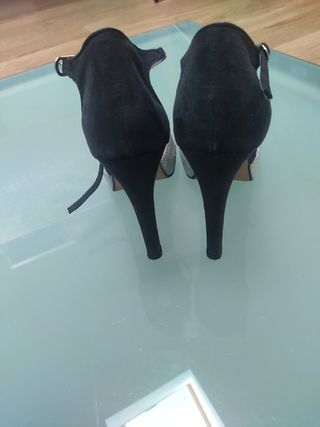 Sandalia plataforma alta t 39 negro y plateado bri