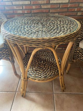 Conjunto de sillones y mesa de mimbre