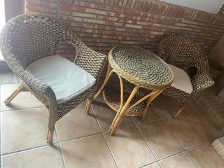 Conjunto de sillones y mesa de mimbre