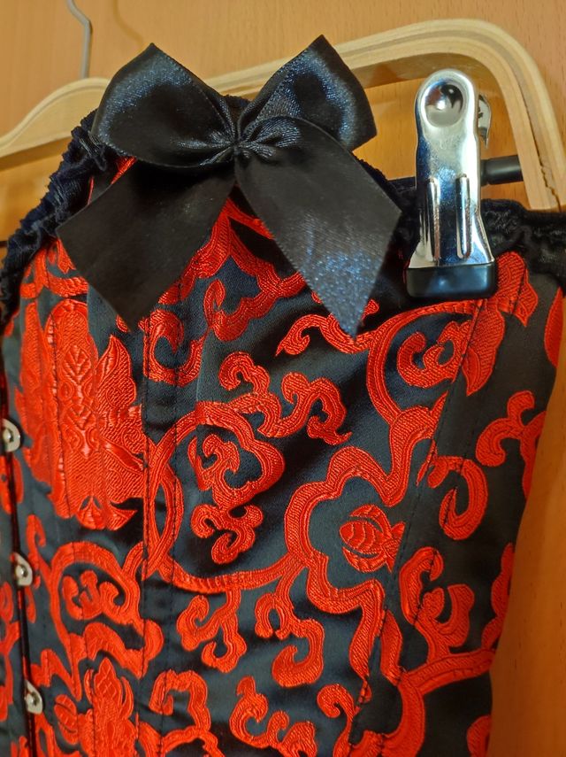 corsé gótico rojo y negro