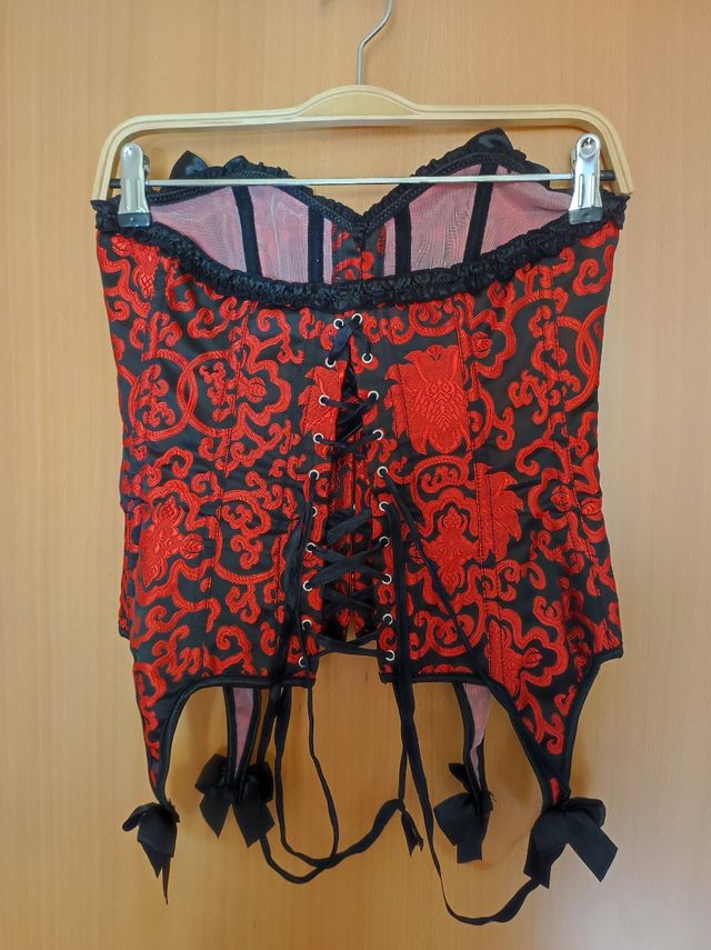 corsé gótico rojo y negro