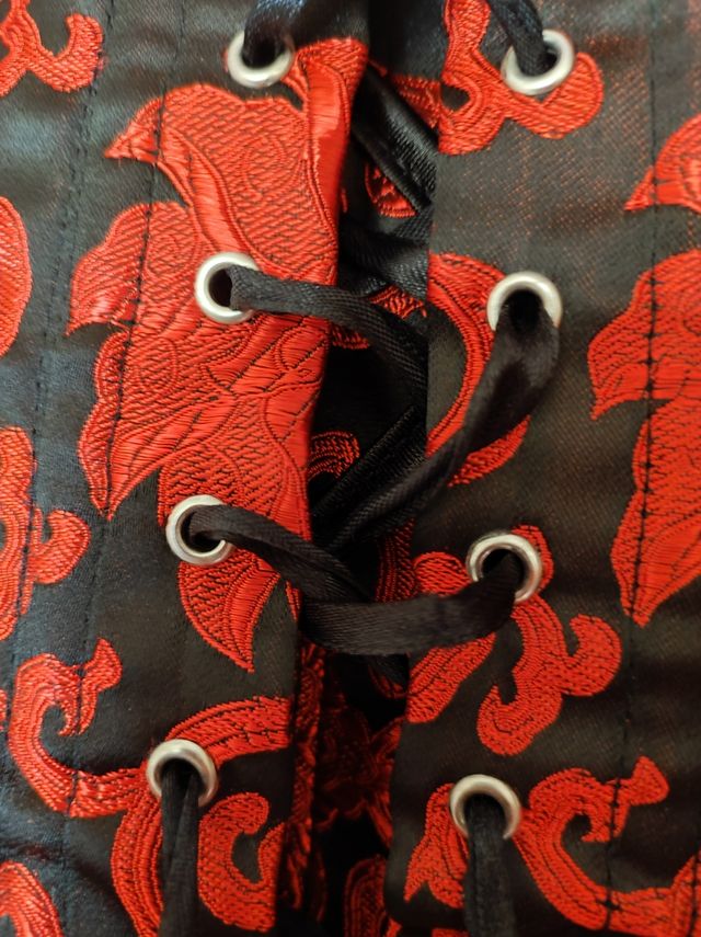 corsé gótico rojo y negro