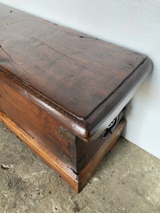 Arca nogal antigua restaurada