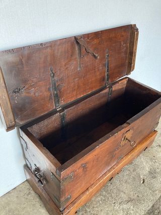 Arca nogal antigua restaurada