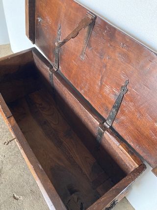 Arca nogal antigua restaurada