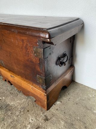 Arca nogal antigua restaurada