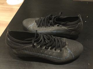 Kit botas de fútbol, espinilleras y chanclas.