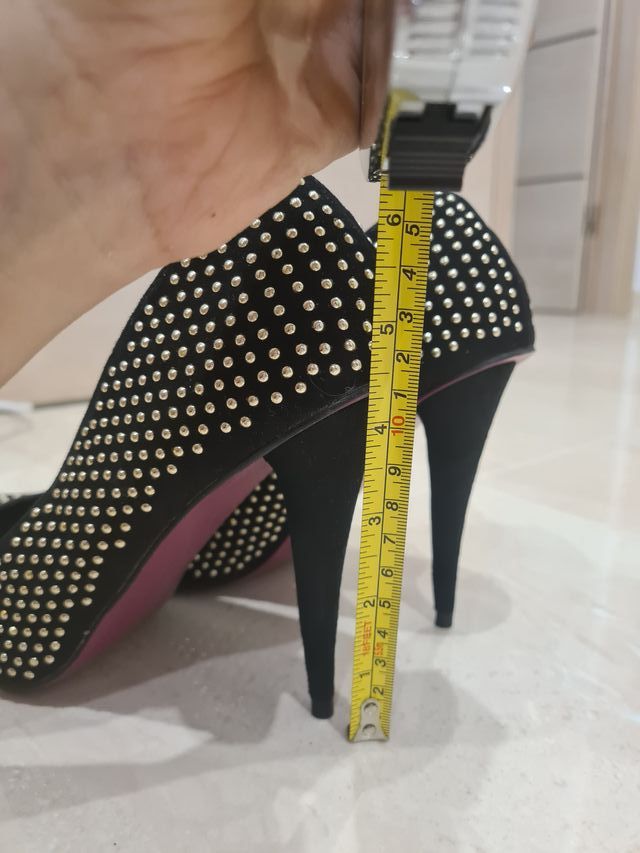 Zapato tacón fino stiletto punta tachuelas