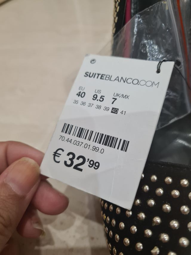 Zapato tacón fino stiletto punta tachuelas