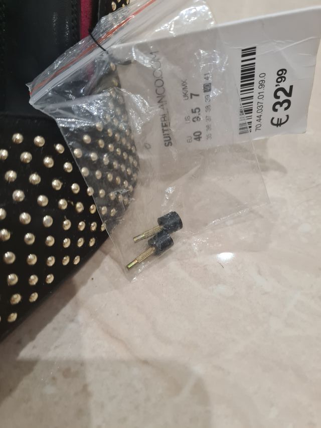 Zapato tacón fino stiletto punta tachuelas