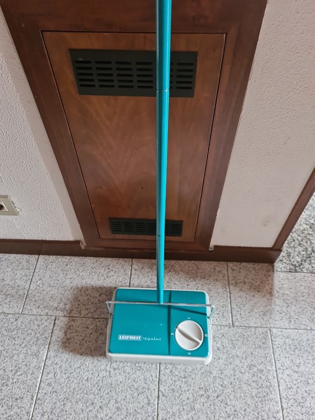 Scopa meccanica per pulire moquettes e tappeti