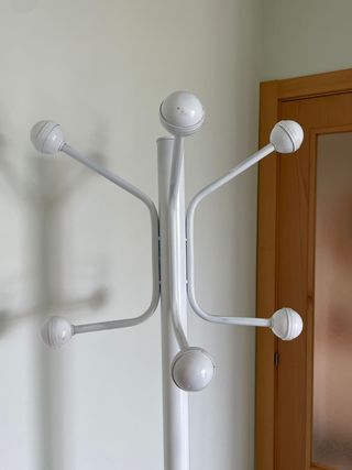 Perchero metálico de pie de 8  perchas (Vinaroz)