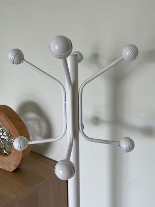 Perchero metálico de pie de 8  perchas (Vinaroz)