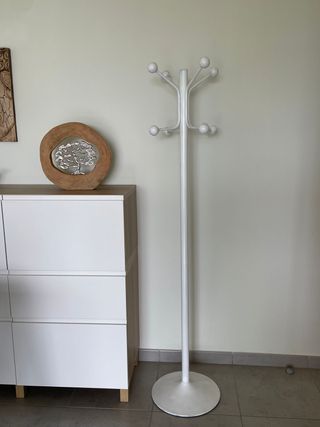 Perchero metálico de pie de 8  perchas (Vinaroz)