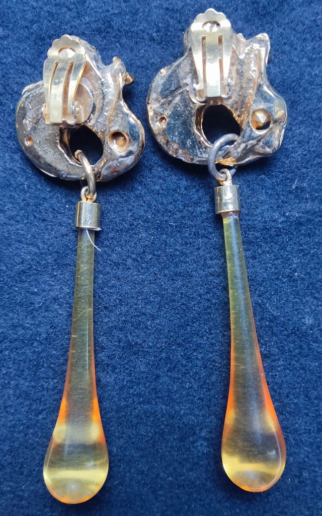 Pendiente fantasía rosa dorada y lágrima ámbar M8 