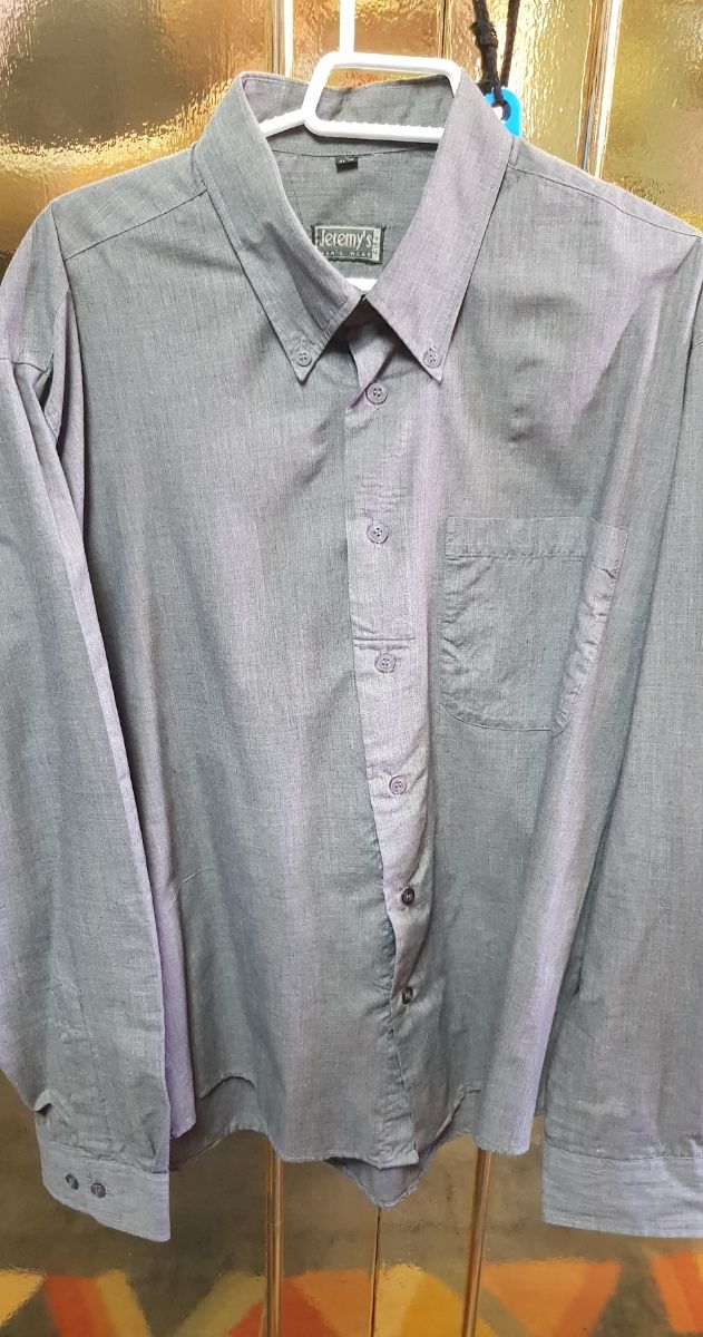 camisa color gris.