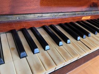 Piano antiguo para coleccionista
