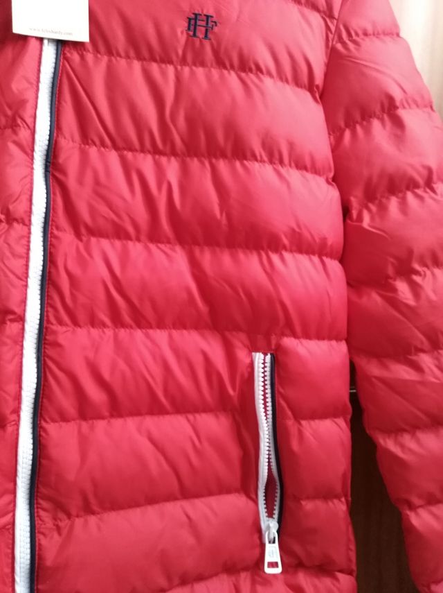 Cazadora plumas de color rojo