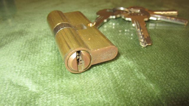 BOMBIN  CON CUATRO LLAVES