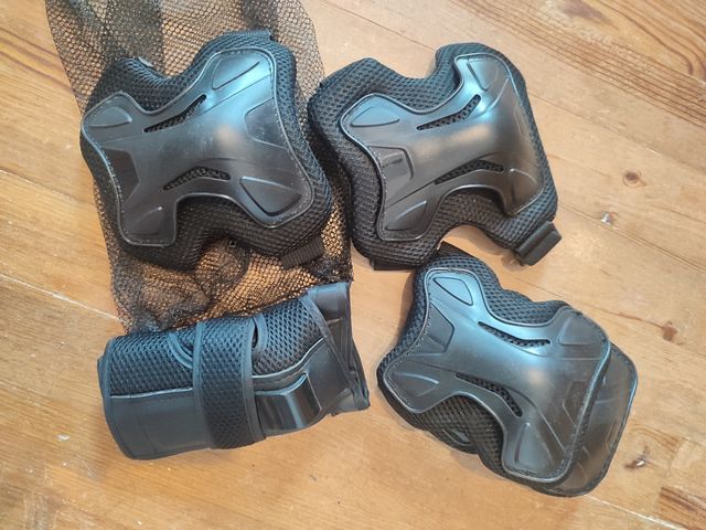 patines, rodilleras, coderas y casco