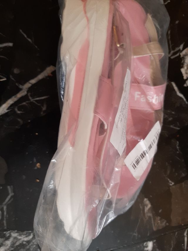 Sandalias nuevas sin estrenar