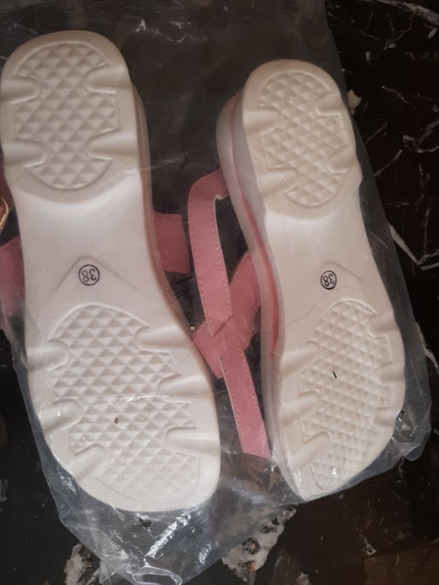 Sandalias nuevas sin estrenar