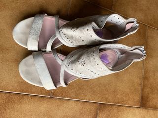 Sandali scamosciati beige