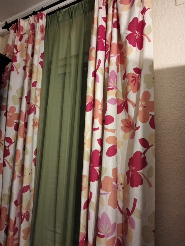 dos colchas de  90×190 y las cortinas 