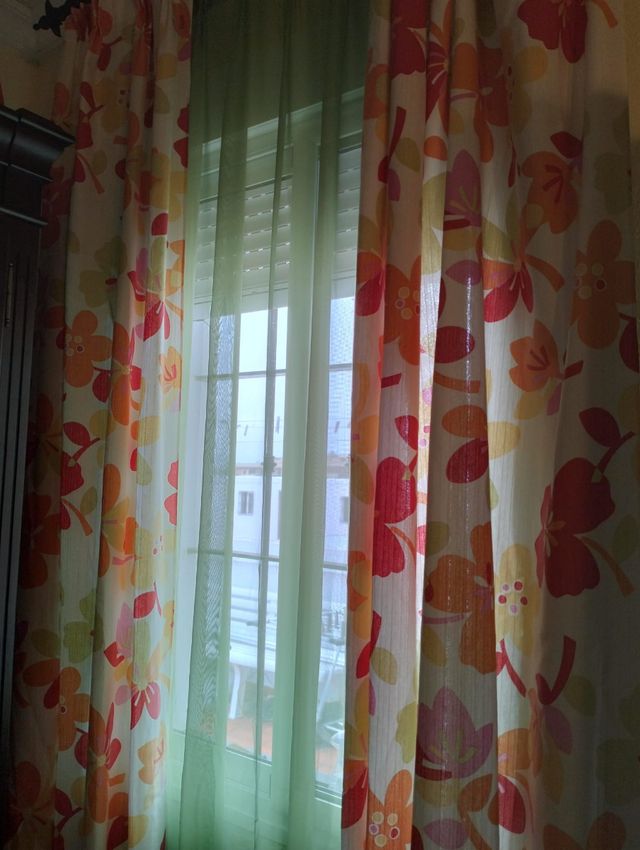 dos colchas de  90×190 y las cortinas 