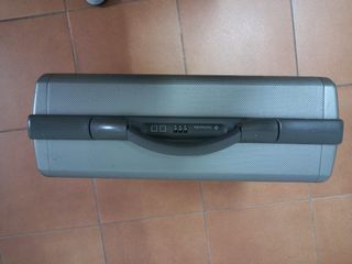 Maletín sansonite.