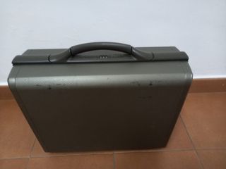 Maletín sansonite.
