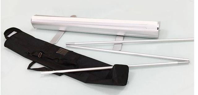 Banderola roll up publicitario y maletín.