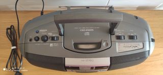 Reproductor de CDs, cassettes y radio.
