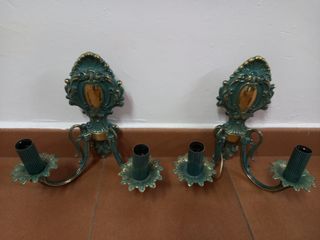 Juego de dos candelabros.