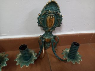 Juego de dos candelabros.