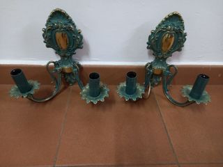 Juego de dos candelabros.