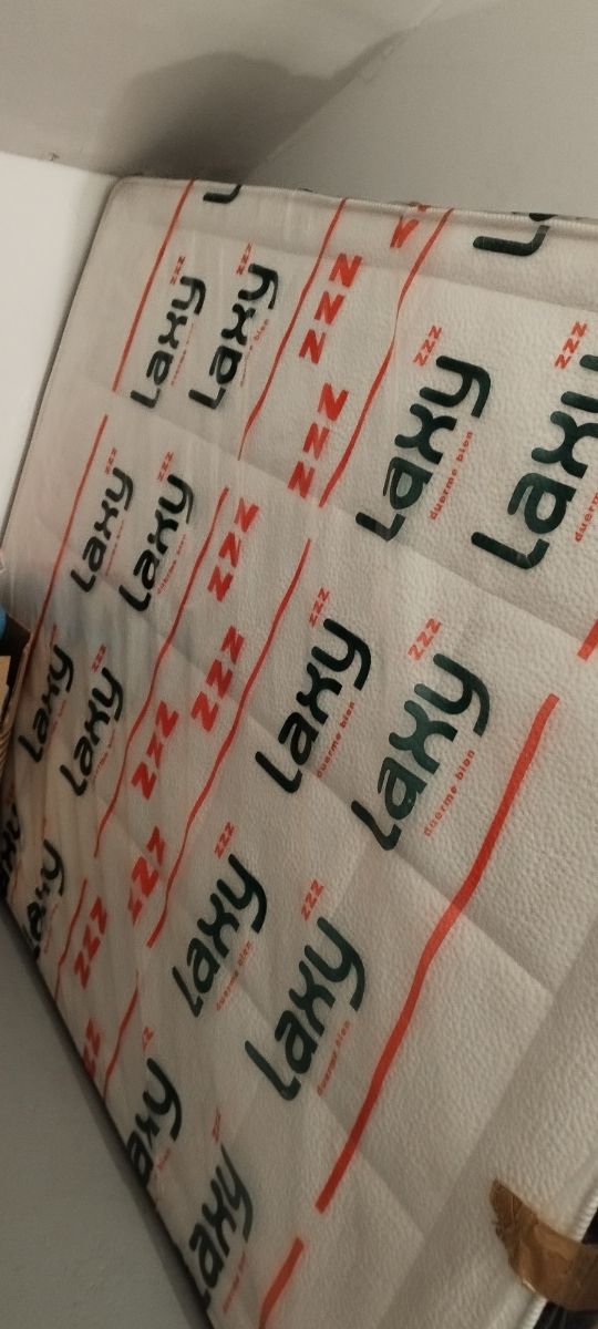 Canapé color wengué y colchón (látex+viscoelástica