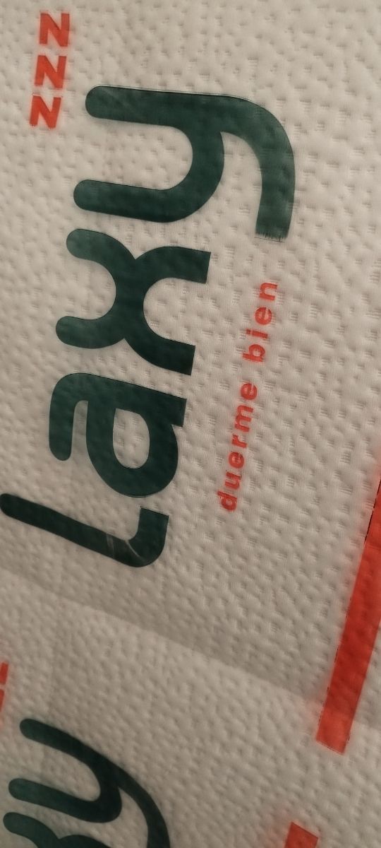 Canapé color wengué y colchón (látex+viscoelástica