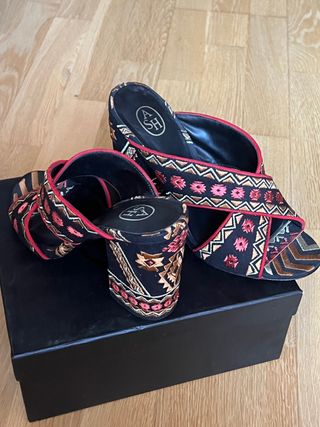 Zapatos fiesta -boho -bordados. Ash