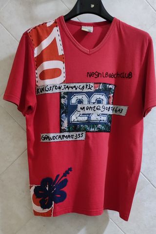 T-shirt rossa Guru scollo a V vintage