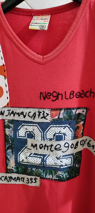 T-shirt rossa Guru scollo a V vintage