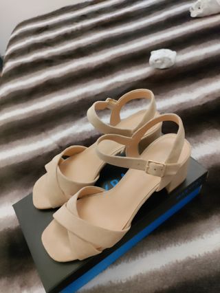 Zapatos de antelina nuevos.